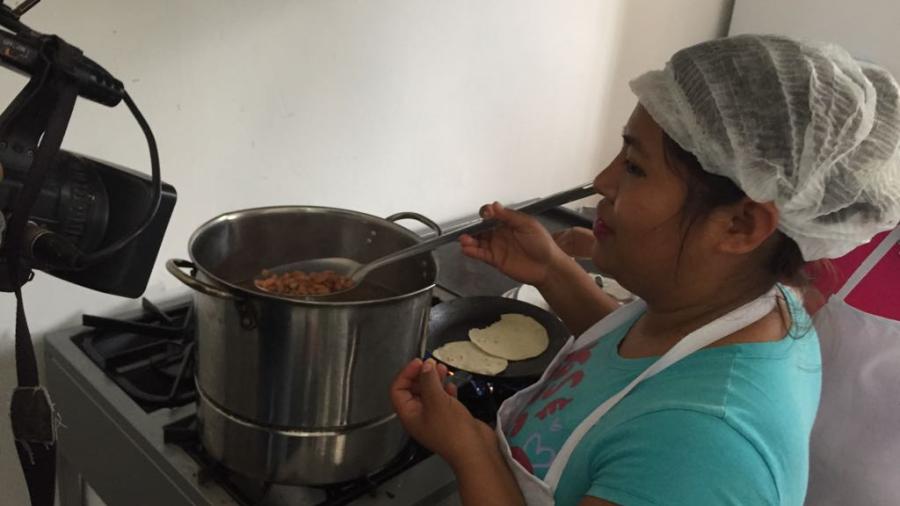 Atienden pobreza extrema con alimentos calientes en diversas zonas