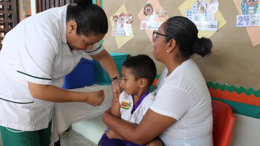 Lleva bienestar social brigada de salud a jardín de niños