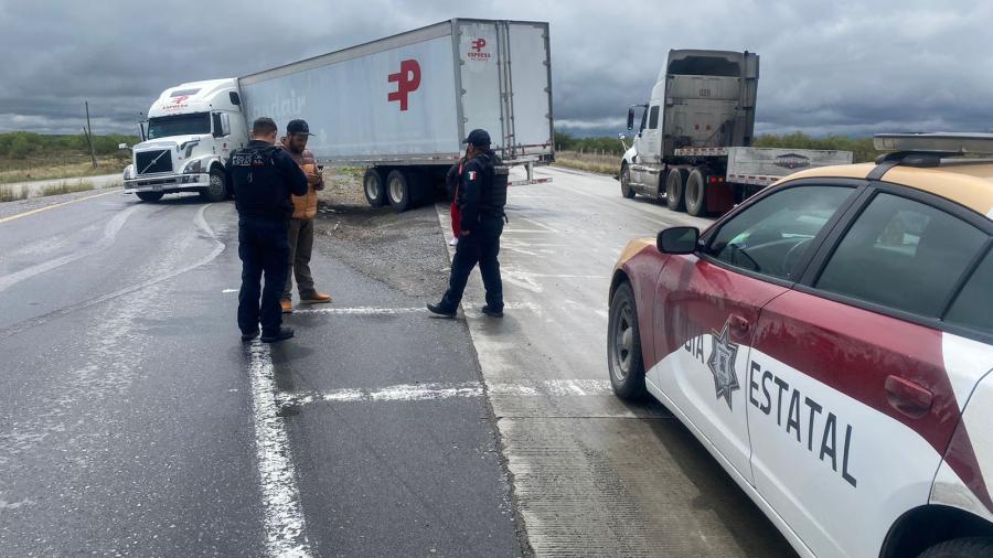 Guardia Estatal atiende accidente de tráiler por pavimento húmedo