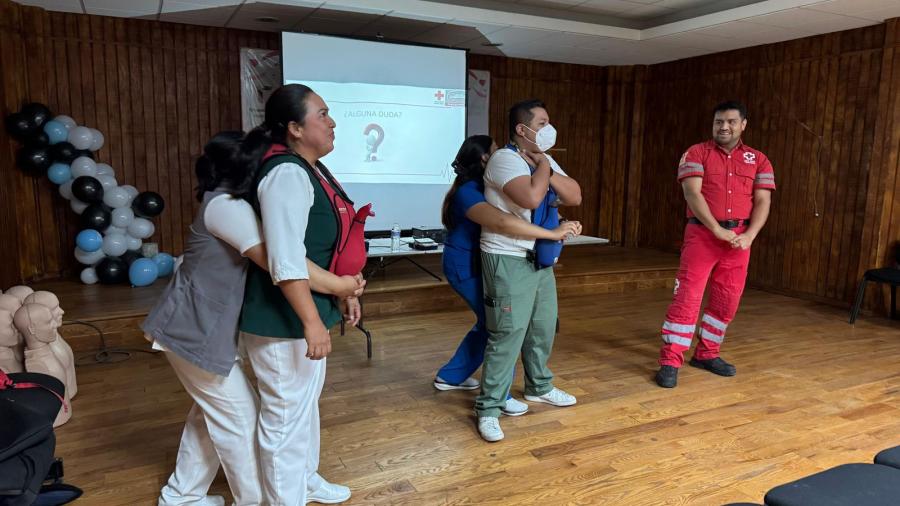 Capacitan a personal de Salud en primeros auxilios