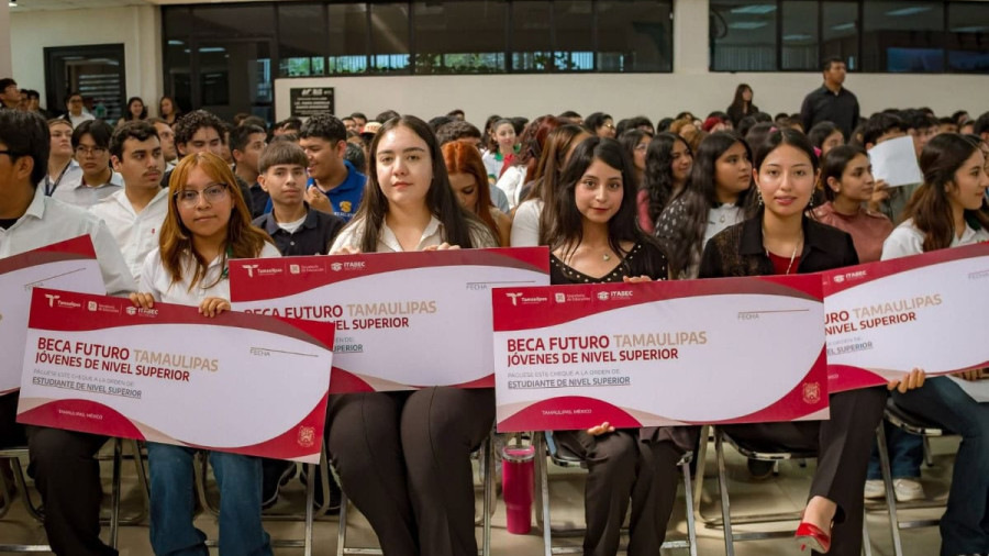 Entregan becas &ldquo;Futuro Tamaulipas J&oacute;venes de Nivel Superior&rdquo; en Nuevo Laredo