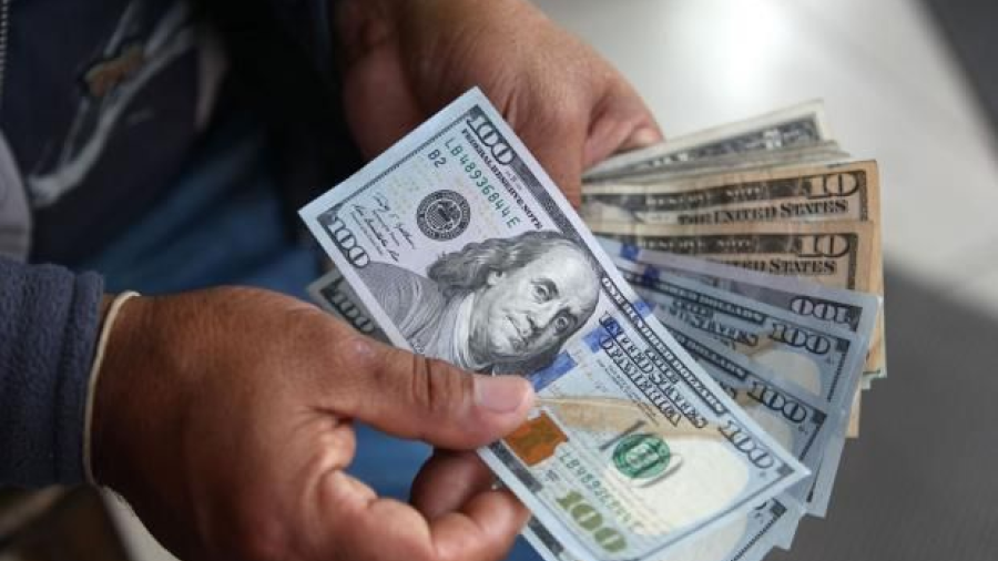 Dólar se vende en 18.54 pesos en el AICM