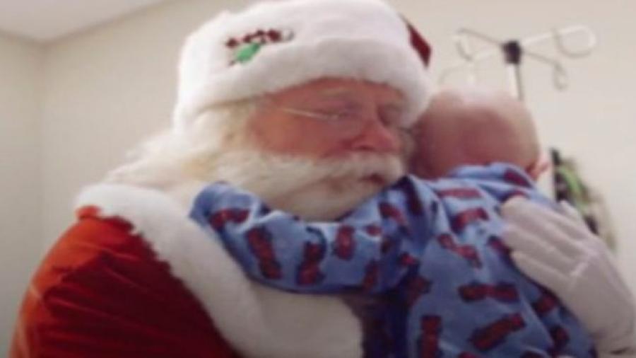 Niño con cáncer pide de último deseo conocer a Santa Claus y muere en sus brazos