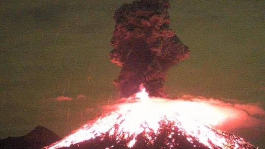 Volcán de Colima lanza fumarola con material incandescente