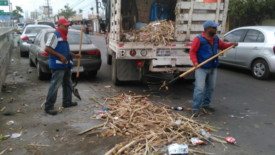 Dejan limpia periferia del panteón tras día de muertos