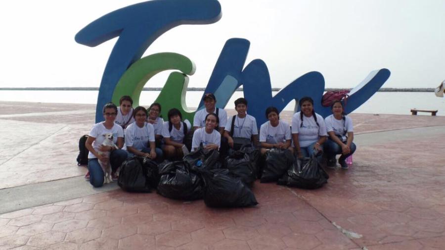 Limpian jóvenes voluntarios Playa Miramar