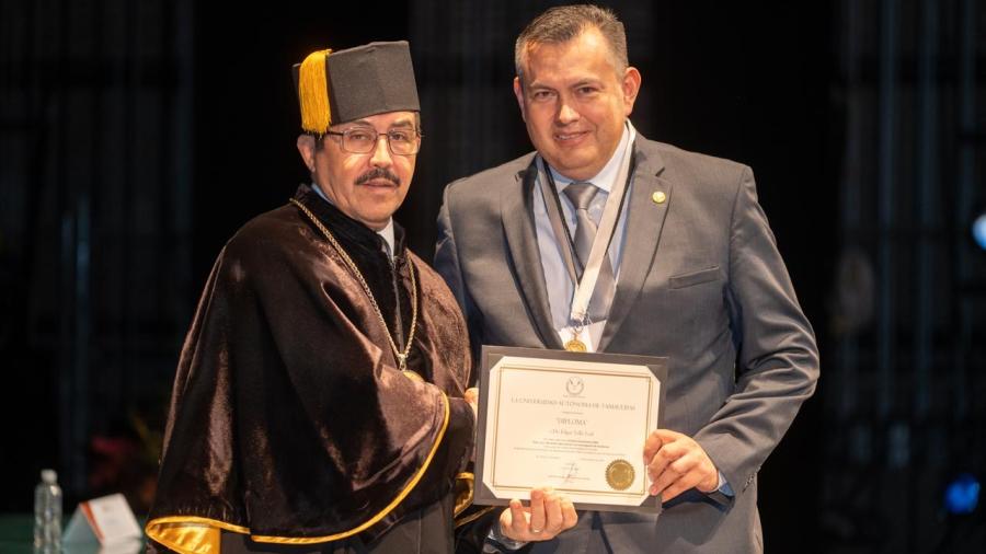 Entrega rector el premio Investigación de Excelencia a profesor de la FIC-UAT