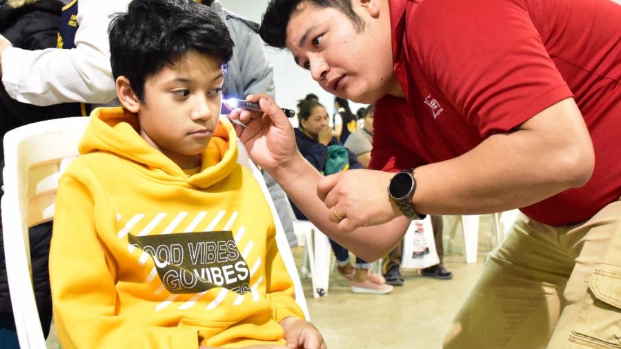 Cambian vidas con entrega de 600 aparatos auditivos