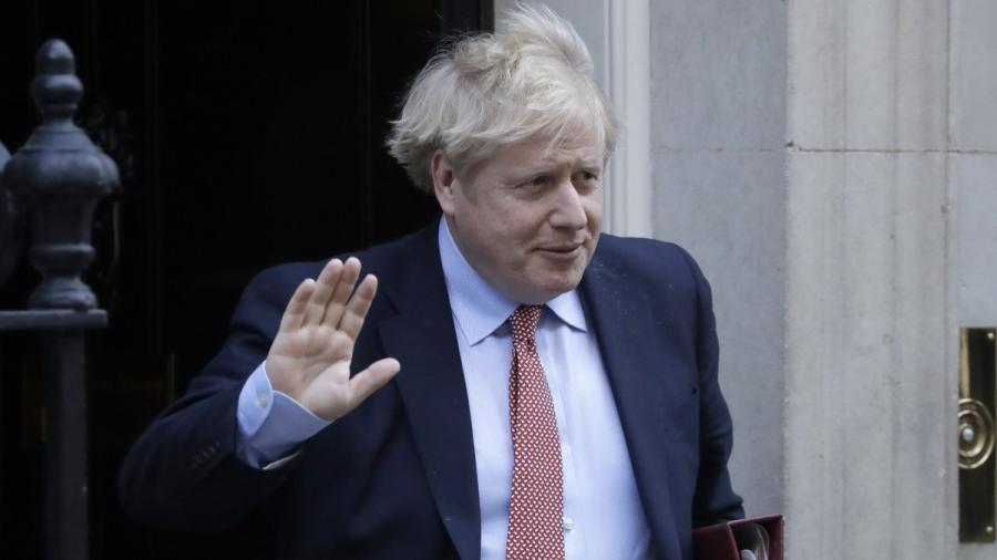 Boris Johnson responde al tratamiento y permanece estable 