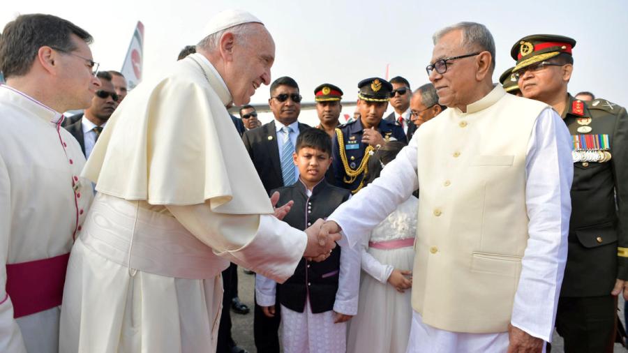 Papa Francisco llega a Bangladesh en medio de crisis rohingya