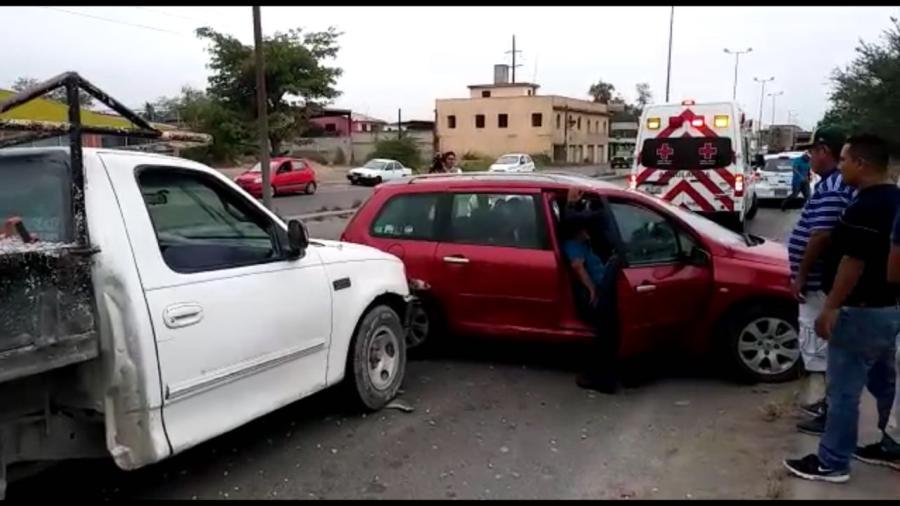 Familia de SLP resulta herida en fuerte choque