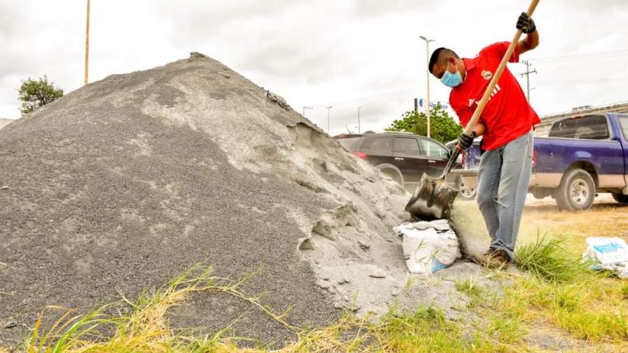DIF Reynosa entrega costales de arena
