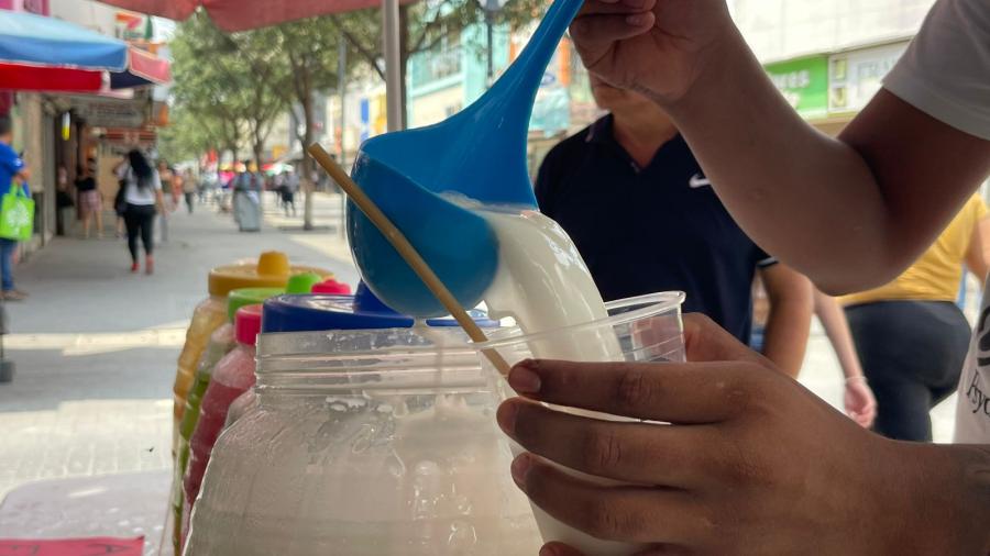Se elevan ventas de aguas frescas por ola de calor 
