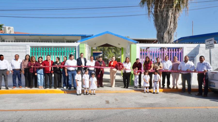Refrenda Carmen Lilia compromiso con la educación; entrega obras en escuelas de la ciudad