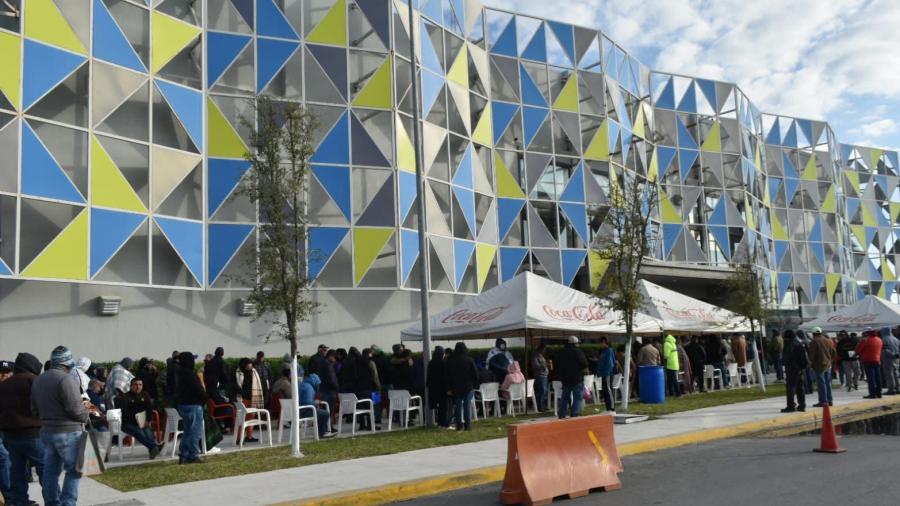 Automovilistas enfrentan largas filas para canje de placas en la Fiscal