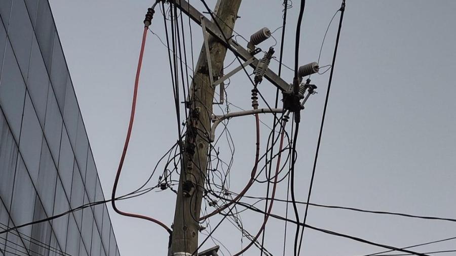 Demandan a CFE y Telmex, se responsabilicen por cables y postes en mal estado 