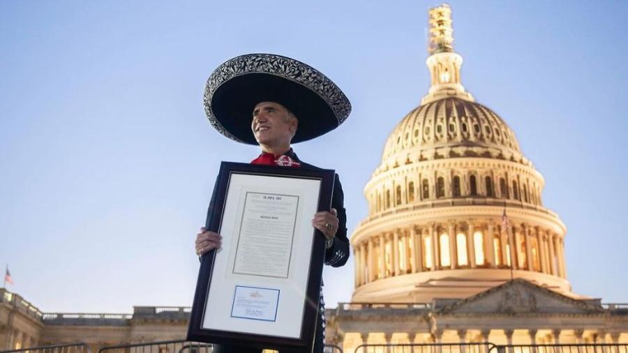 Alejandro Fernández recibe reconocimiento por su trayectoria en Capitolio