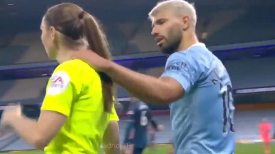 Críticas al ‘Kun’ por polémica con árbitra