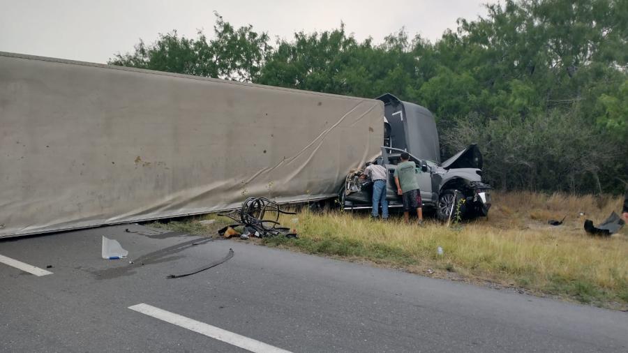 Menores resultan lesionados en choque entre camioneta y tractocamión