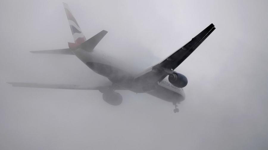 Decenas de vuelos cancelados en Londres por densa niebla