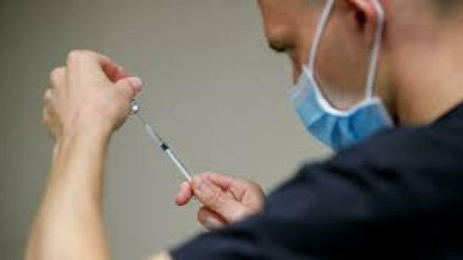 Abbott prohíbe vacunación obligatoria anticovid pese a aprobación de la FDA