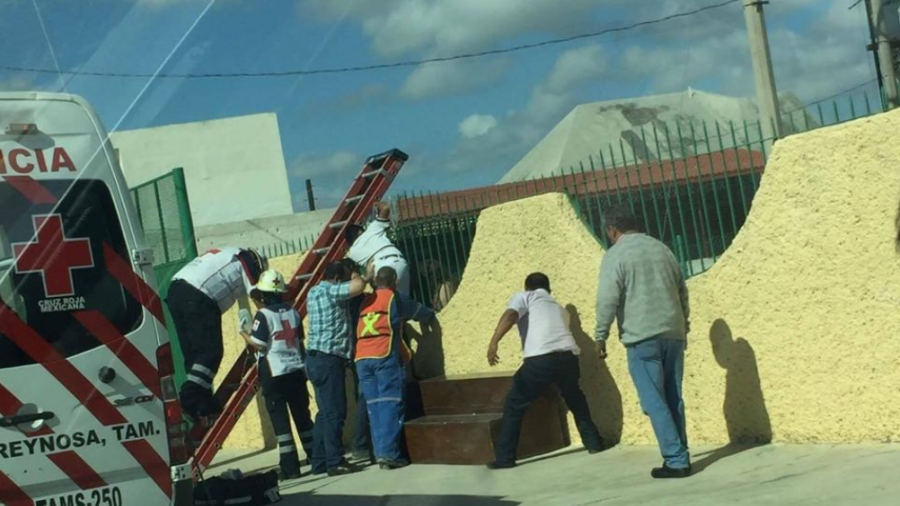 Rescatan a menor lesionado en Secundaria Escandón