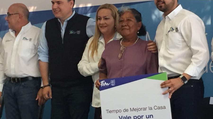 Gobierno entrega material en zona sur para construcci&oacute;n