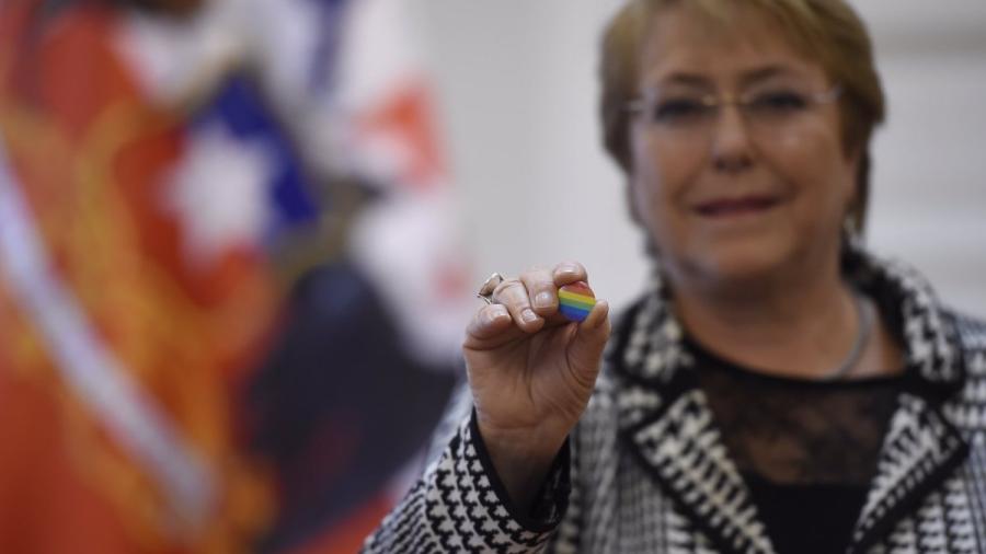Michelle Bachelet firma proyecto de matrimonio igualitario