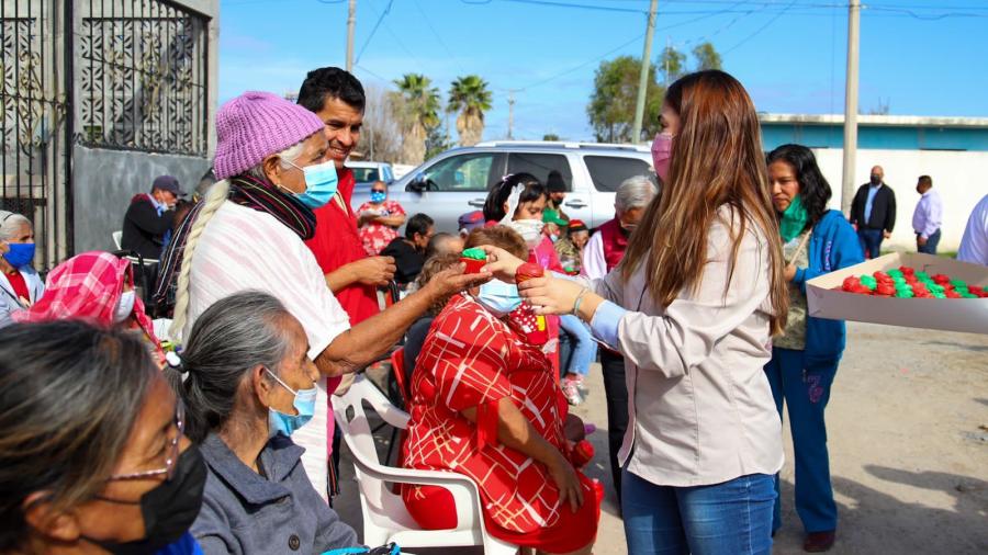 Celebran posada navideña a los abuelitos del grupo de comunitario de la colonia Lucio Blanco