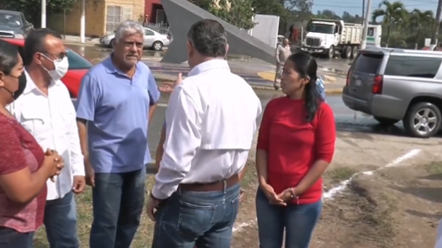 ¡Pierde los estribos! Alcalde de Cd. Madero se encara con ciudadanos por la pavimentación de una calle 