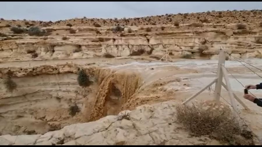 Nace cascada en el desierto de Neguev, Israel