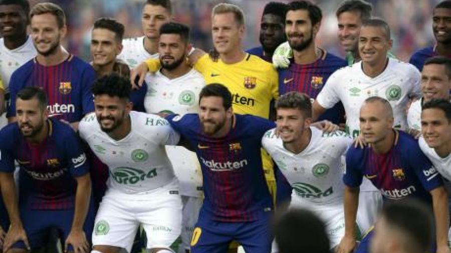 El Camp Nou rinde homenaje al Chapecoense