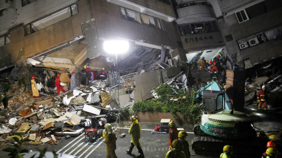 Rescatistas buscan supervivientes tras sismo en Taiwán