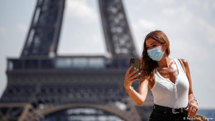 Francia impone el uso obligatorio de mascarillas en París