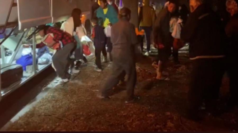 Migrantes pasan fría navidad afuera de residencia de Kamala Harris