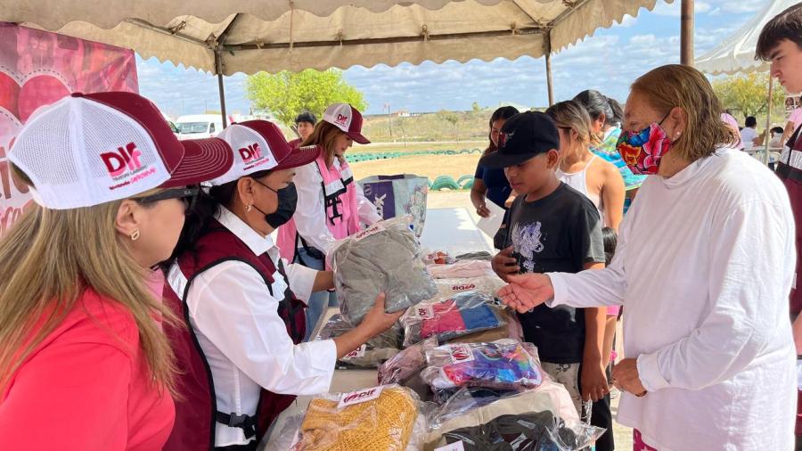 Beneficia DIF a familias del poniente de la ciudad con brigada abrazando corazones