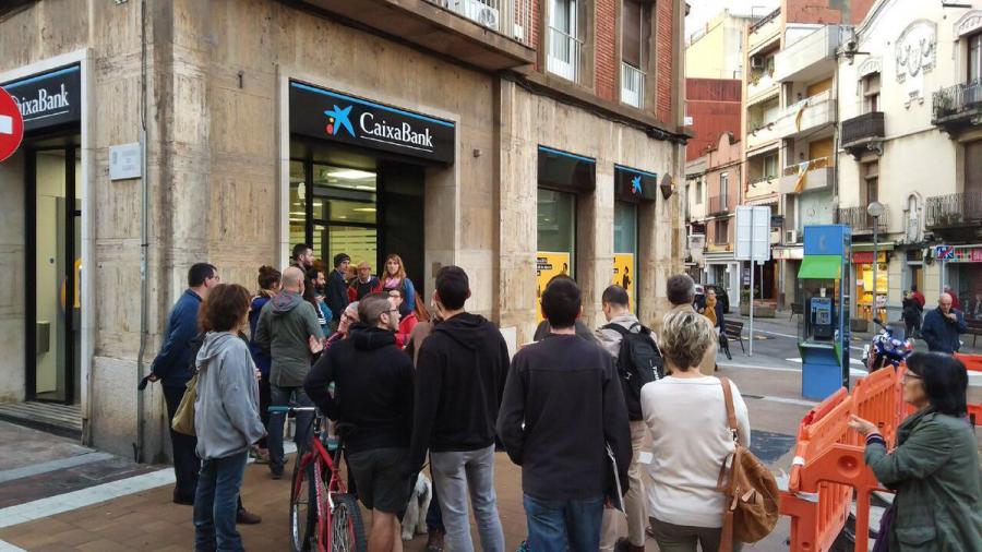 Retiran dinero de los bancos en protesta por el trato dado a Cataluña