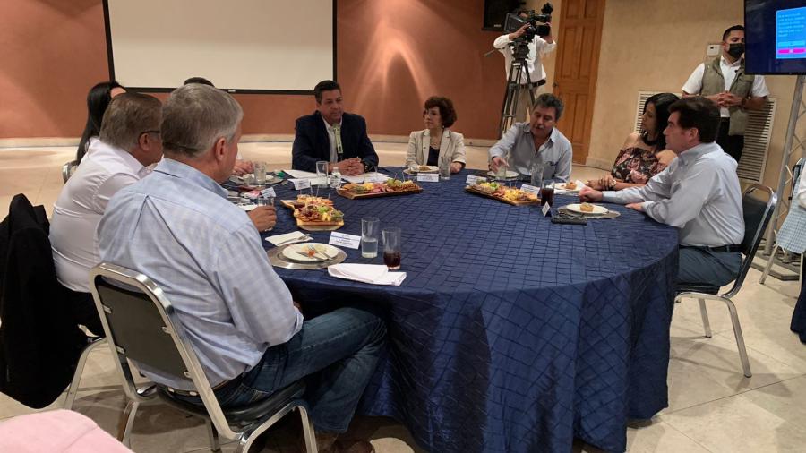 Se re&uacute;ne Gobernador con sectores productivos 