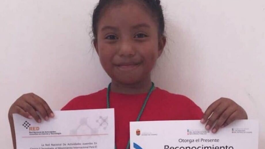 Xochitl, primera niña en ganar premio de ciencia nuclear de la UNAM