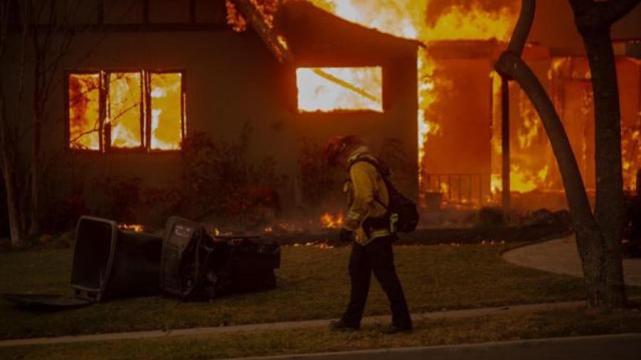 Diez muertos y 180 mil evacuados en los incendios que rodean Los Ángeles