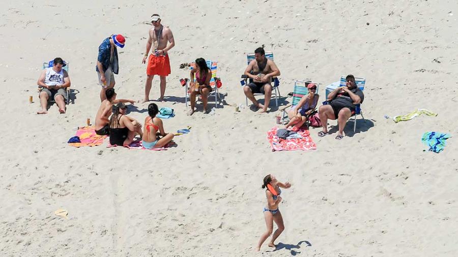 Gobernador pasa vacaciones en playa que cerró al público
