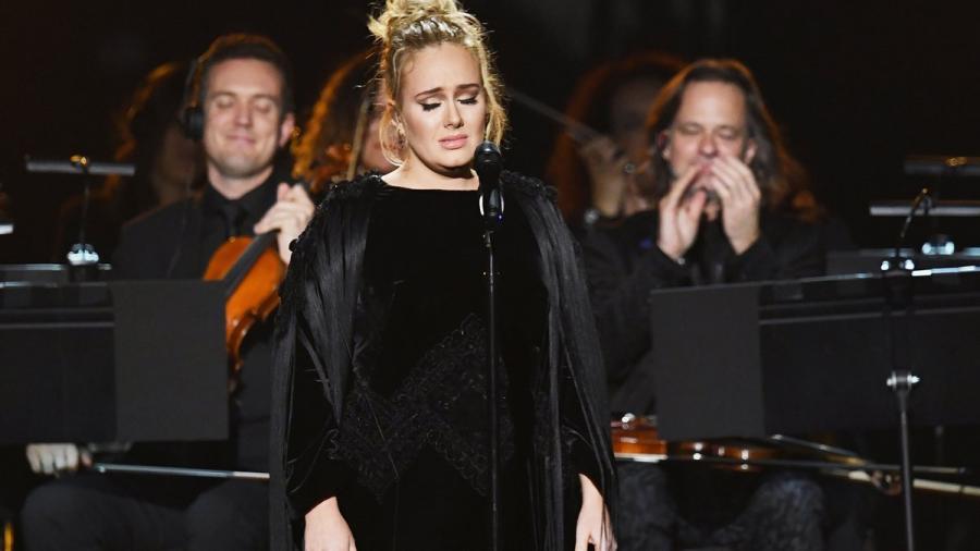 Adele se equivoca en tributo a George Michael en los Grammy