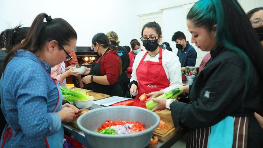 Aprovechan ciudadanos talleres de oficio del Gobierno Municipal para emprender 