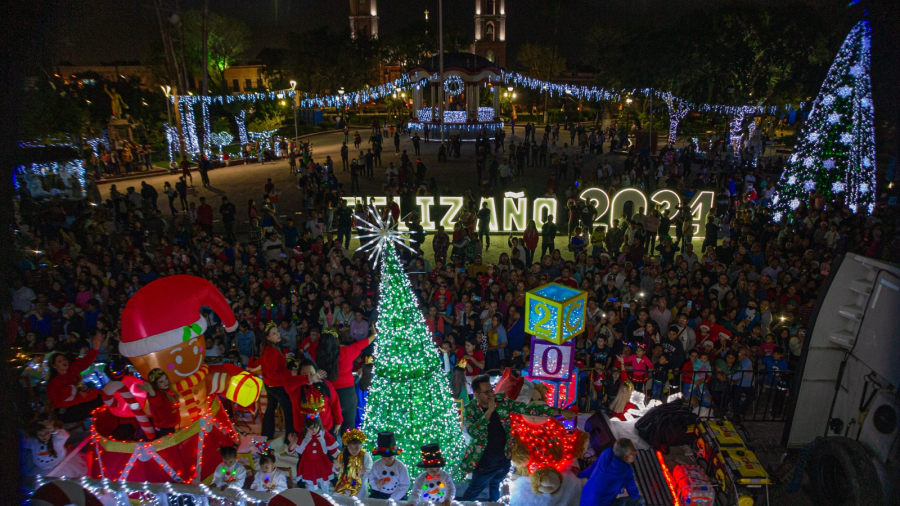 Miles participan en encendido de pino y espectacular desfile navideño