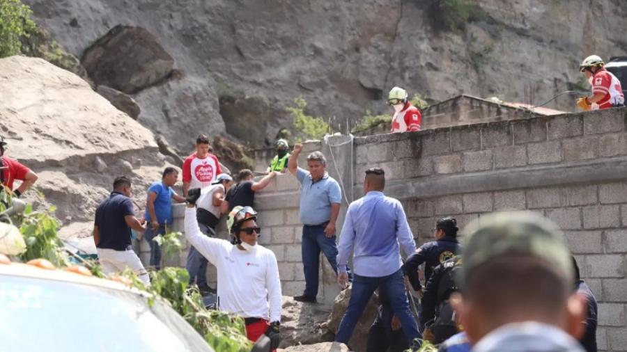 Derrumbe en paredon de panteón en Cuernavaca, deja al menos 7 personas atrapadas