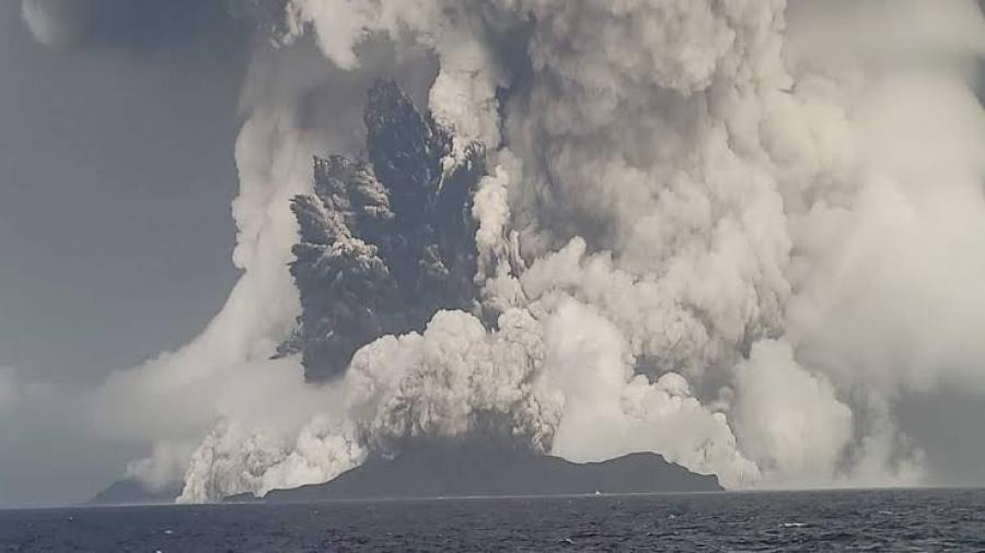 Emiten alerta de tsunami tras erupción de volcán en Tonga