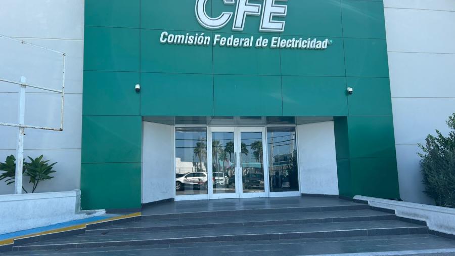 CFE cierra oficinas tras conflicto por falta de uniformes a trabajadoras