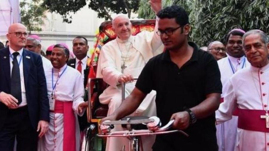 Papa viaja en un triciclo de Bangladesh