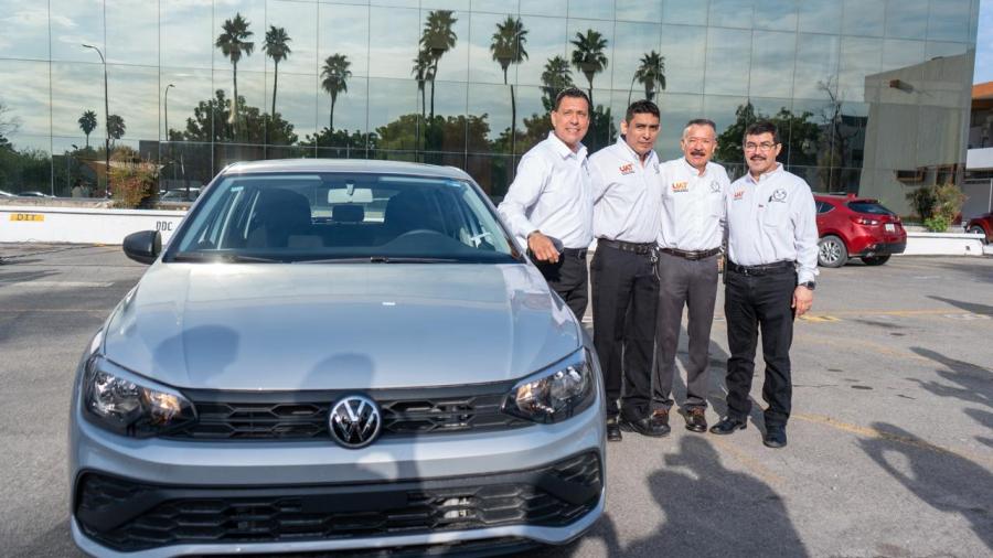Entrega el rector premios del sorteo para docentes del SUTAUAT