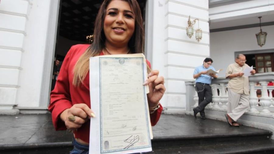 Primera persona transgénero es reconocida legalmente como mujer en Veracruz